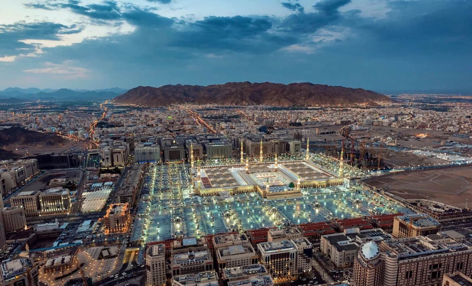 تأسيس عمل في المدينة المنورة: دليل المستثمر القادم من خارج السعودية