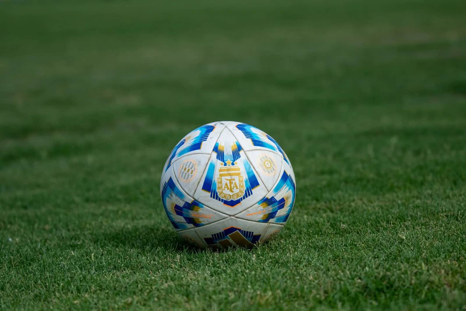 الأمن السيبراني في الأحداث الرياضية الكبرى: دروس كأس العالم 2026 لحماية أعمالك