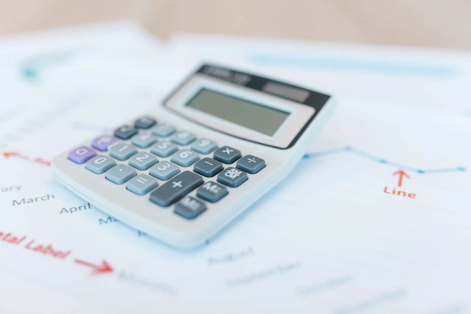 التكلفة الحقيقية لنظام ERP: ما وراء سعر الرخصة