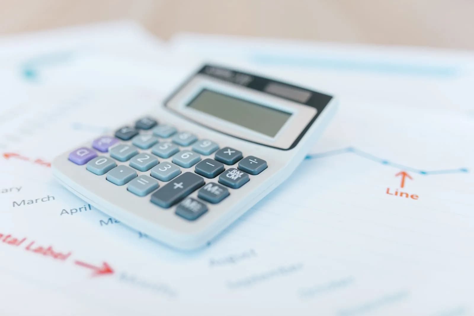 التكلفة الحقيقية لنظام ERP: ما وراء سعر الرخصة