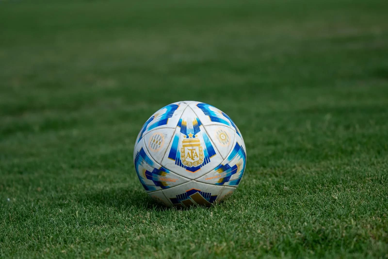 الأمن السيبراني في الأحداث الرياضية الكبرى: دروس كأس العالم 2026 لحماية أعمالك