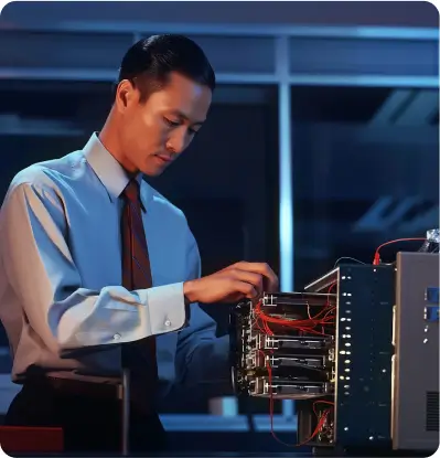 فني يجهّز الخوادم