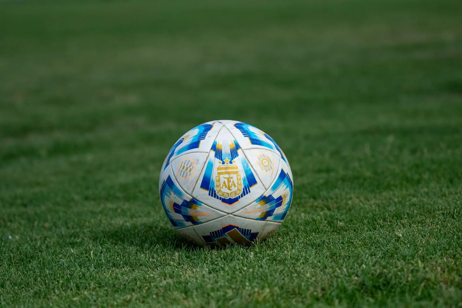 كرة قدم على العشب — رمز للكرة الذكية المتصلة في كأس العالم 2026